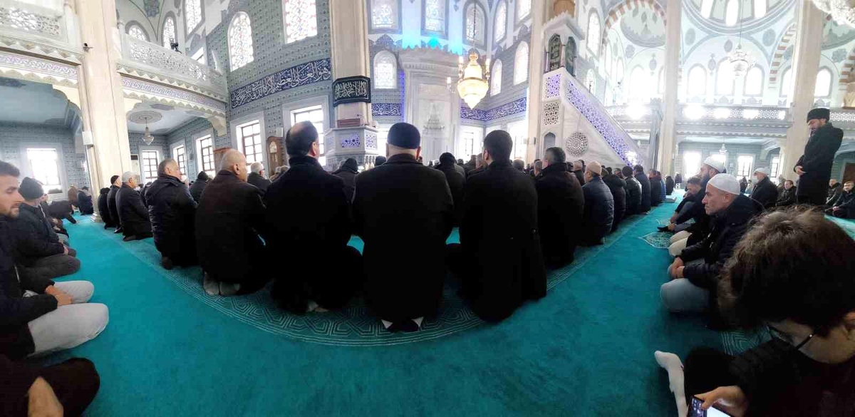 Küçükçekmece\'de depremde hayatını kaybedenler için Kur\'an-ı Kerim okutuldu
