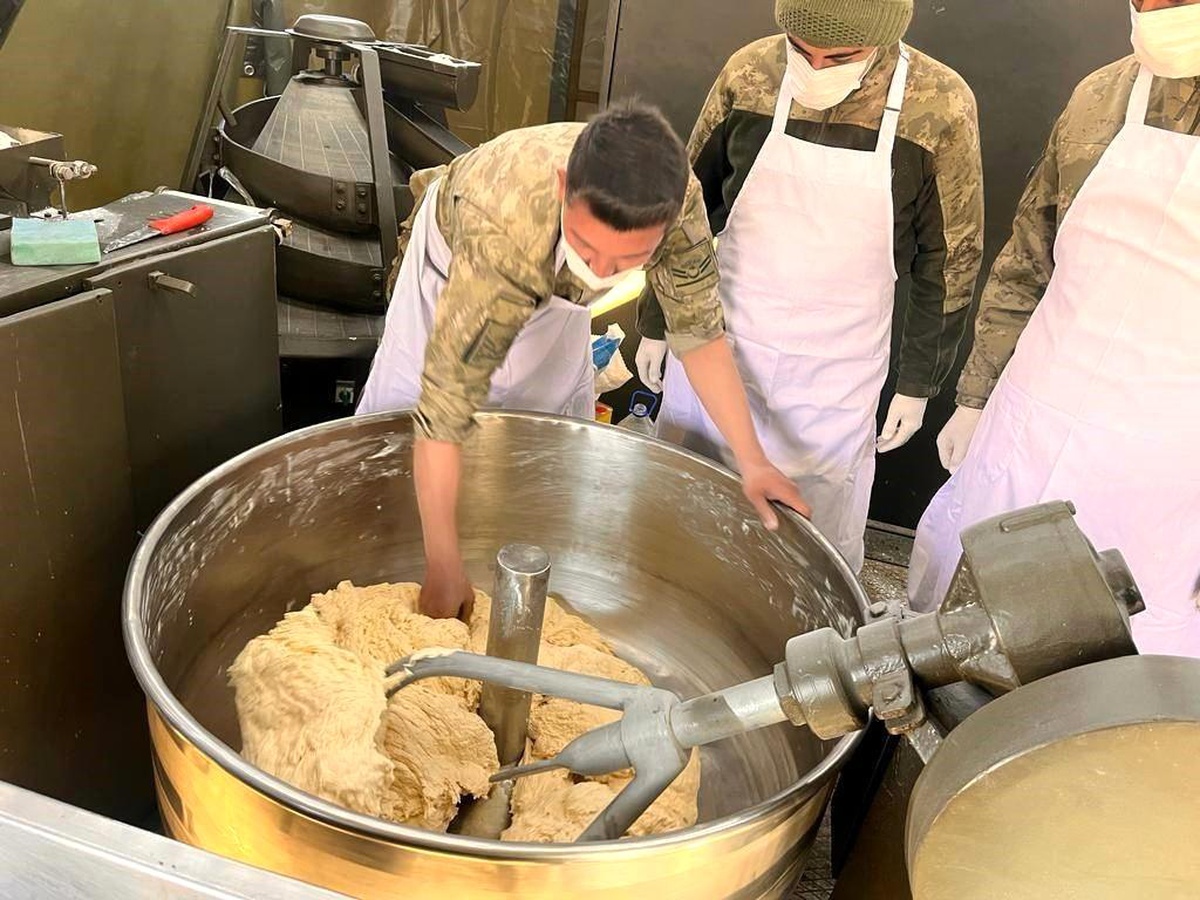 Mehmetçik, depremzedeler için ekmek üretimine devam ediyor