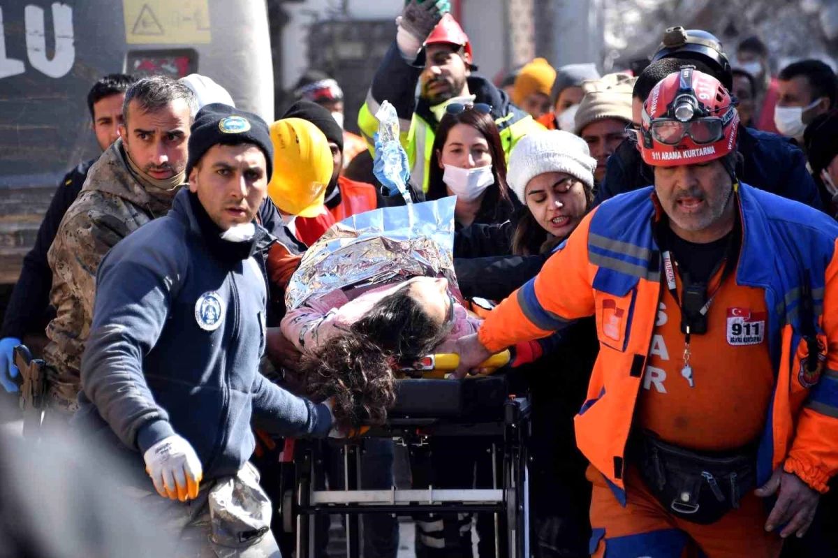 Mersin Büyükşehir Belediyesi İtfaiyesi, Depremin 200\'üncü Saatinde Bir Yurttaşı Enkazdan Kurtardı