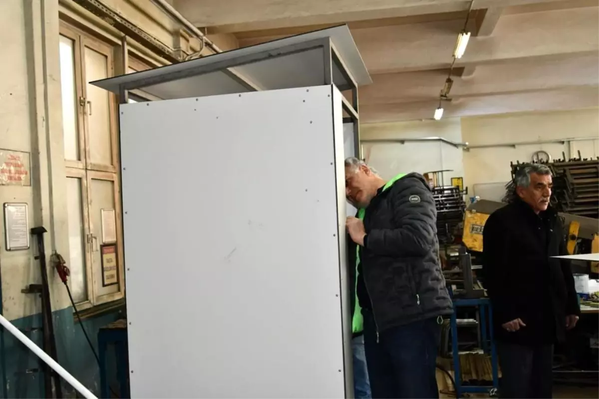 Öğrenciler depremzedeler için soba ve seyyar tuvalet yapımına başladı