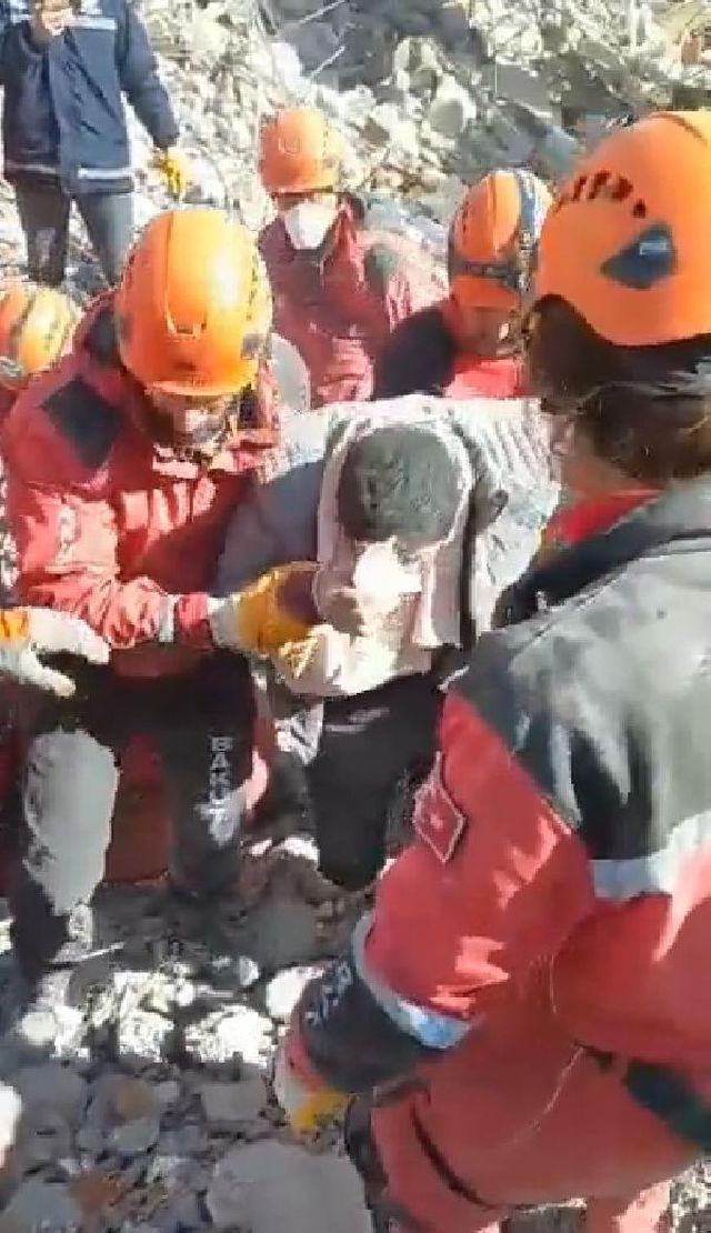 203 saat sonra gelen mucize! Polat çifti enkazdan yürüyerek çıktı 203 saat sonra gelen mucize! Polat çifti enkazdan yürüyerek çıktı