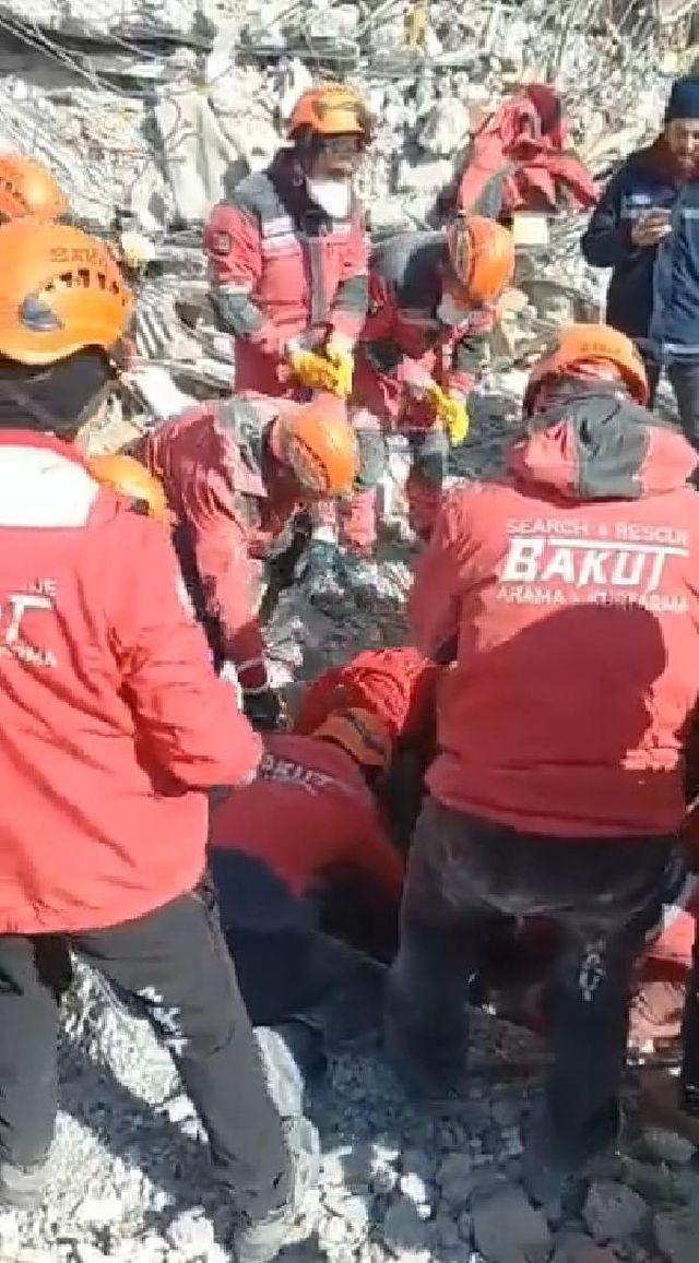 203 saat sonra gelen mucize! Polat çifti enkazdan yürüyerek çıktı 203 saat sonra gelen mucize! Polat çifti enkazdan yürüyerek çıktı