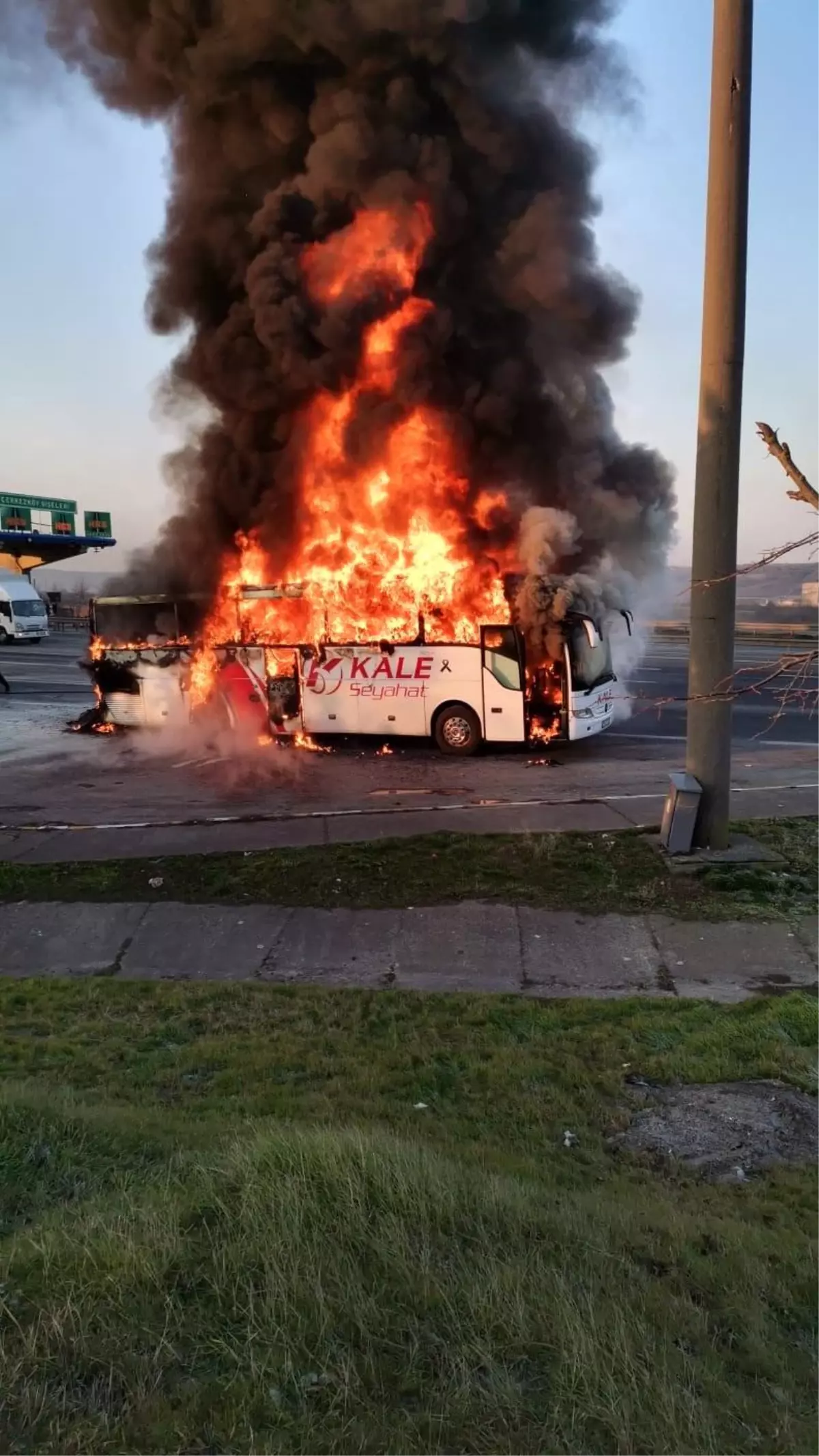 Silivri\'de yolcu otobüsü alev alev yandı