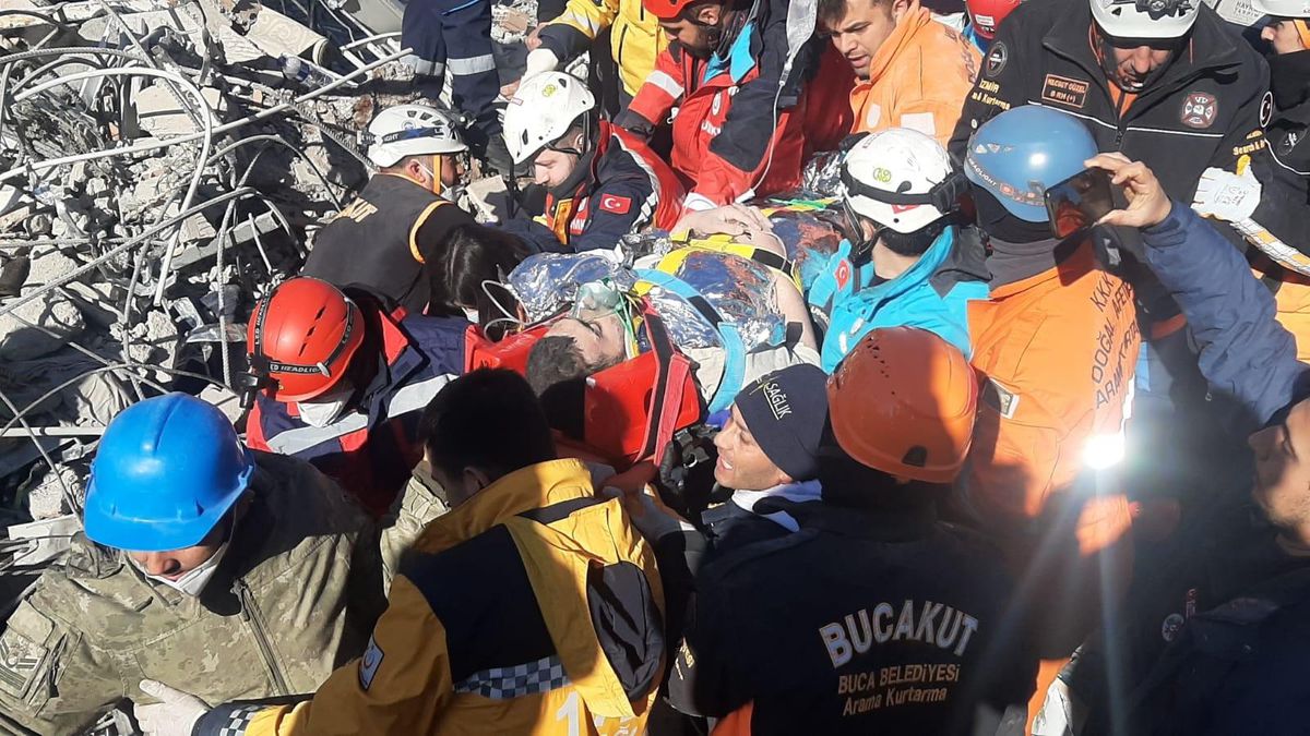 Son Dakika: Adıyaman'da 9. gün mucizesi! 18 yaşındaki Muhammed enkazdan sağ çıkarıldı