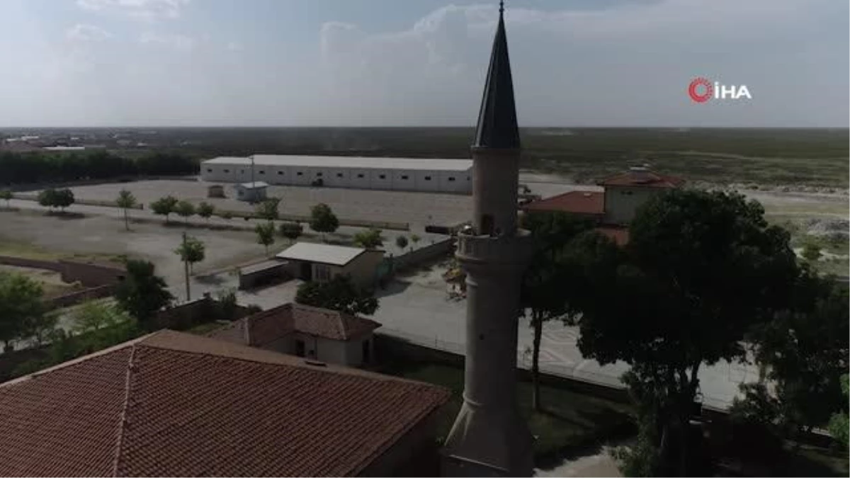 Tadilattaki Ulu Cami\'nin duvarlarındaki çatlaklıklar depremden genişledi