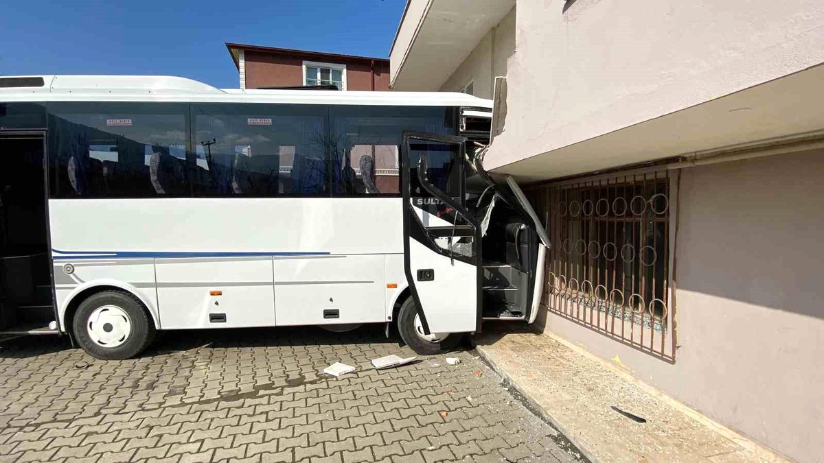 Turistleri taşıyan tur otobüsü kazadan sonra bina duvarına çarparak durabildi