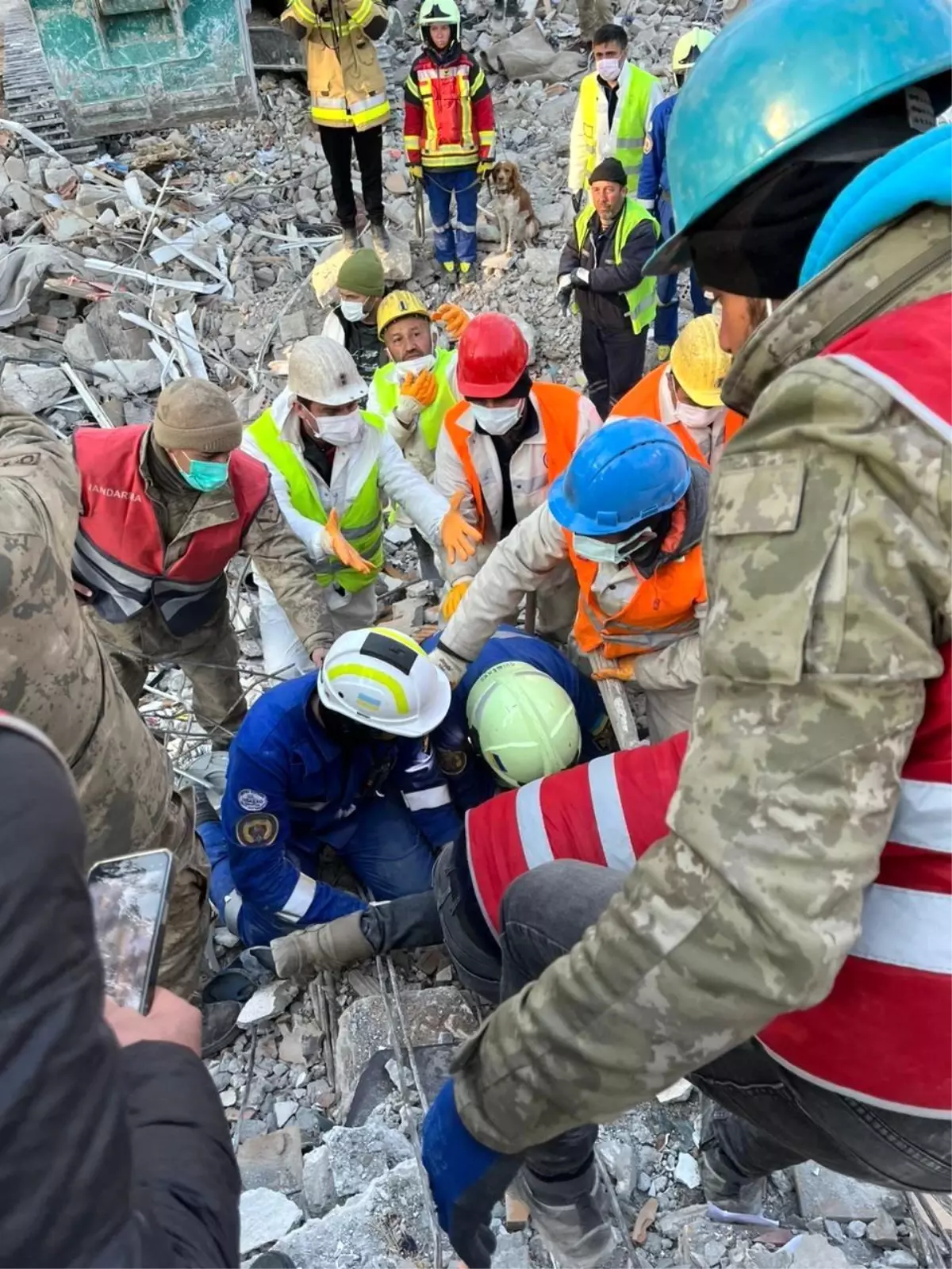 Kosovalı ekip, depremin 9\'uncu gününde 3 yaşındaki çocuğu enkazdan sağ çıkardı