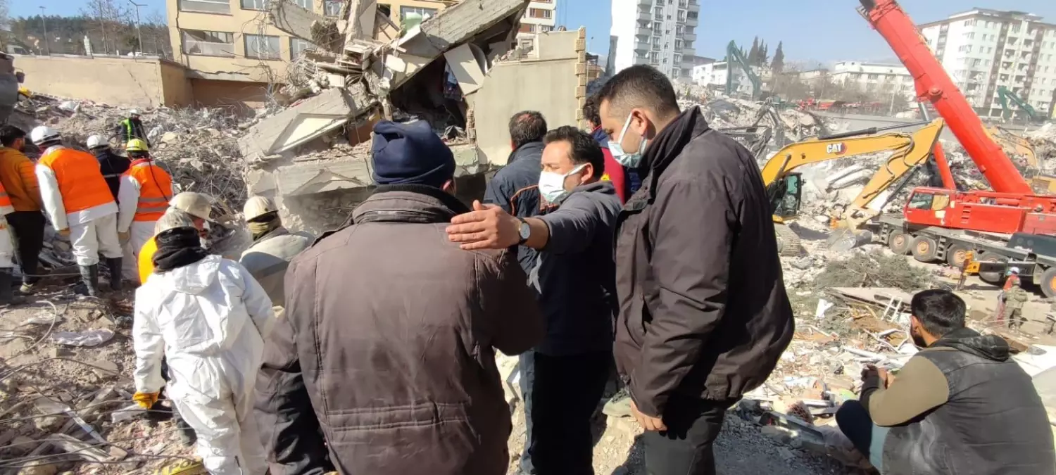 Vali Gökmen Çiçek deprem sonrasında sahada çalışmaların sürmesi için yoğun çaba sarf ediyor