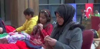 Yaşı küçük, gönlü büyük... Kendisi gibi depremzede çocuklar için bere ve atkı örüyor