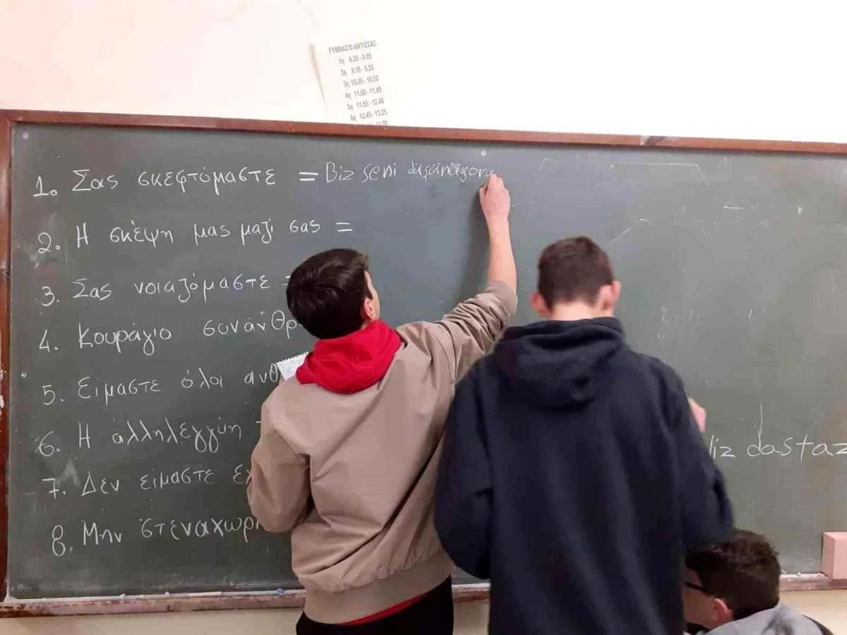 Yunan lise öğrencilerinden Türkiye\'ye duygu dolu mesajlar: "Geçmiş olsun komşular"
