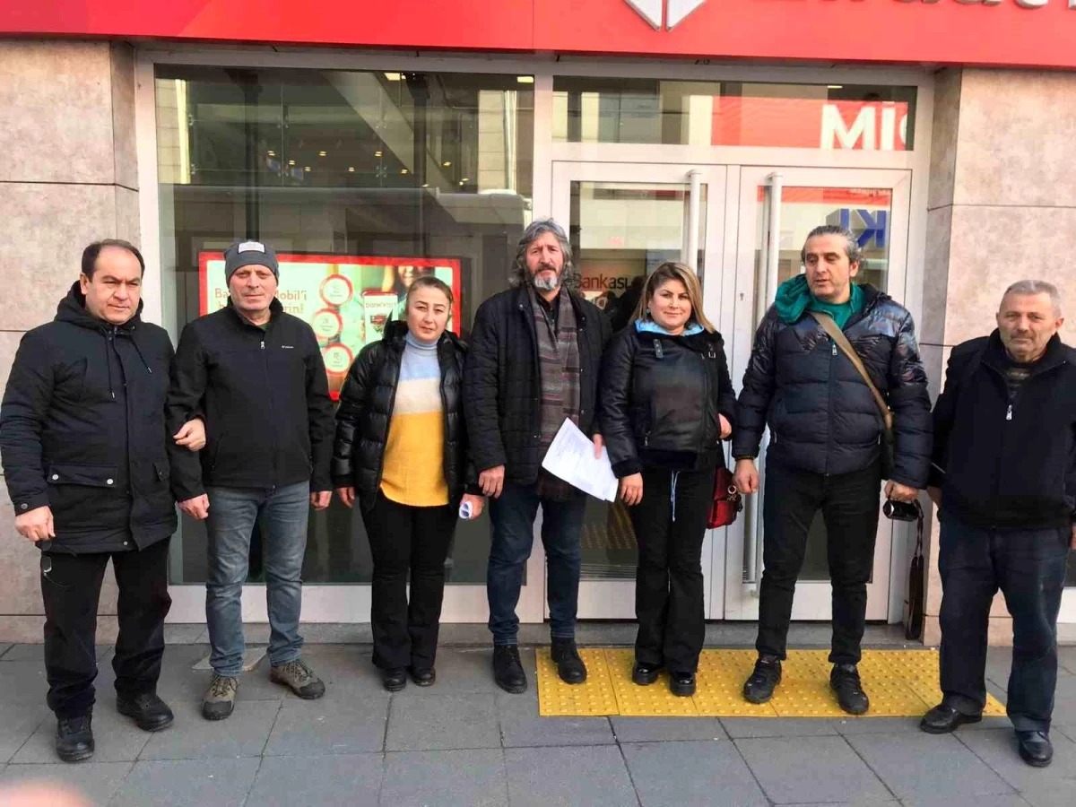 Zonguldak\'ta gazeteciler depremzedelere nakdi yardımda bulundu