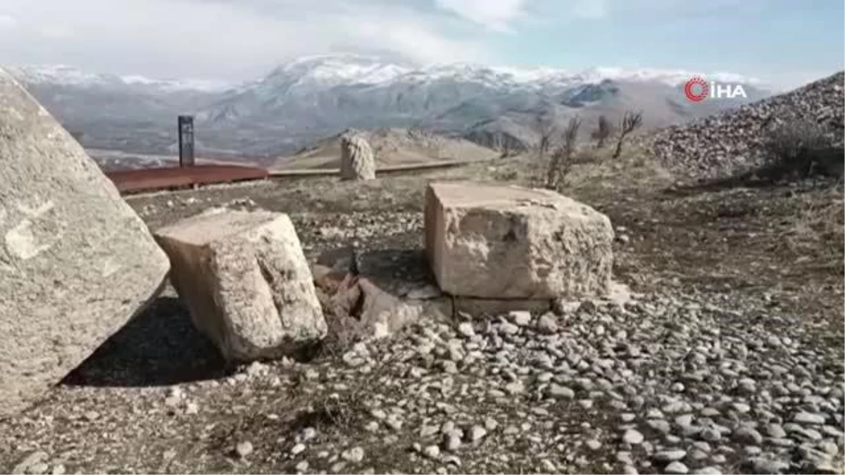 Adıyaman\'daki 2 bin yıllık Karakuş Tümülüsünde bulunan tokalaşma sütunları depremden dolayı yıkıldı