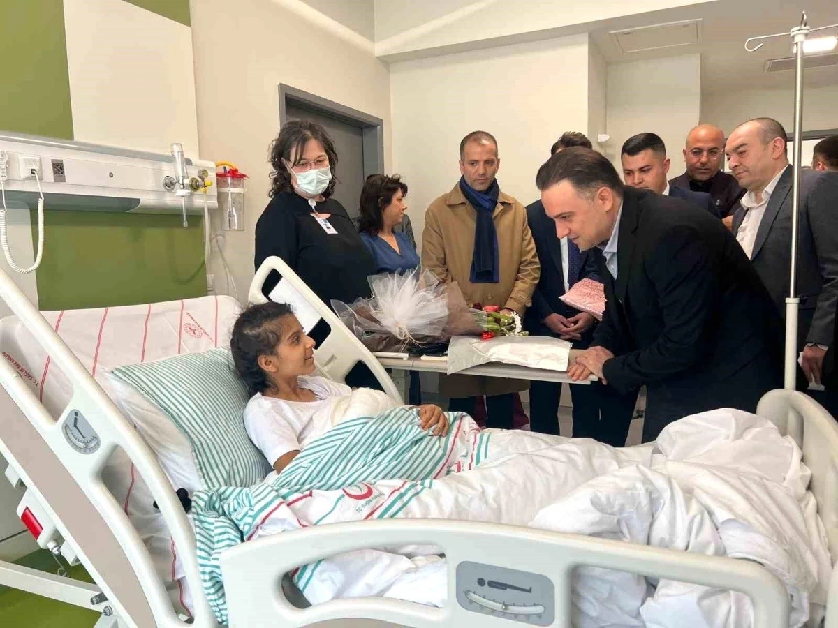 AK Parti\'li Baybatur\'dan yaralı depremzedelere hastanede ziyaret