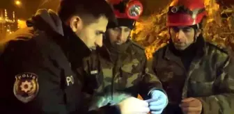Azerbaycanlı ekipler enkazda buldukları ziynet eşyalarını polis teslim etti