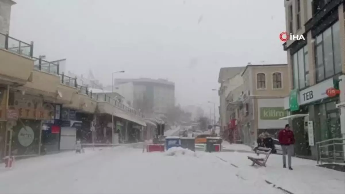 Bolu\'da kar yağışı etkili oluyor: Kar kalınlığı 5 santimetreye ulaştı