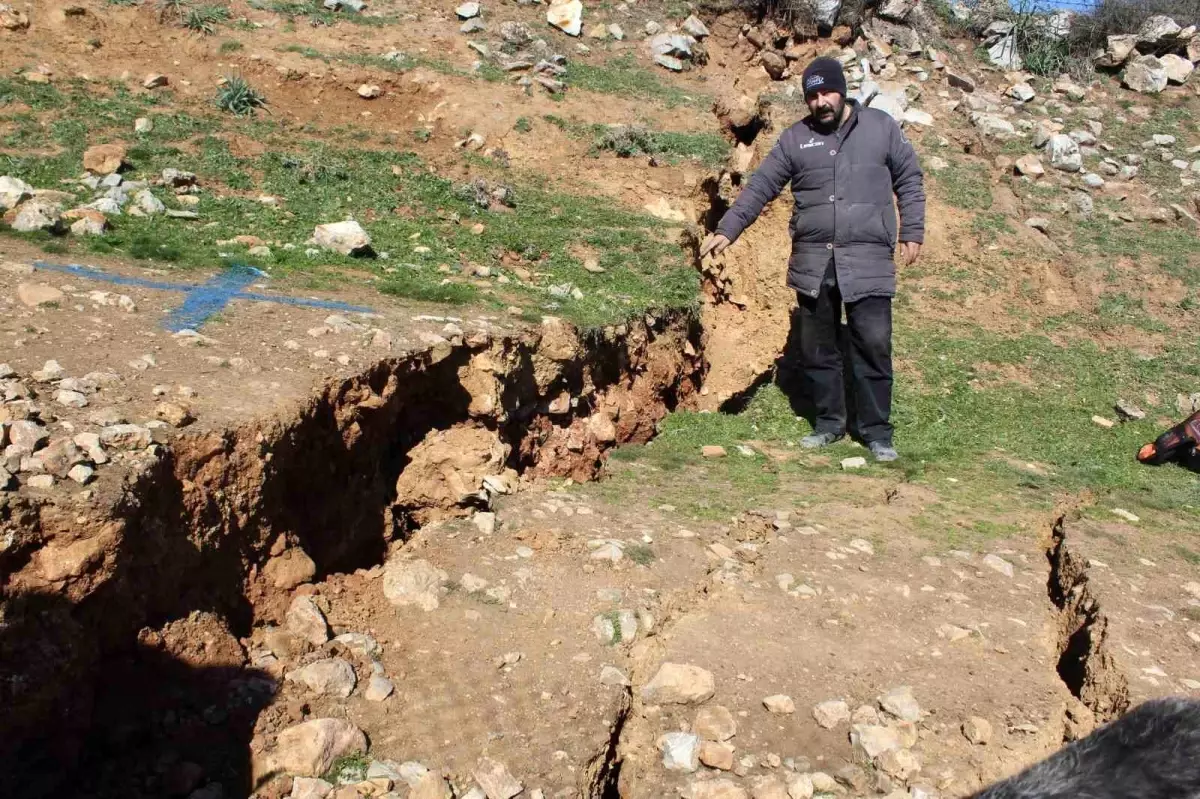 Fay hattının Islahiye kısmı ilk kez görüntülendi! Eğer deprem uzun sürseydi tepeden kopan parça şehre düşecekti