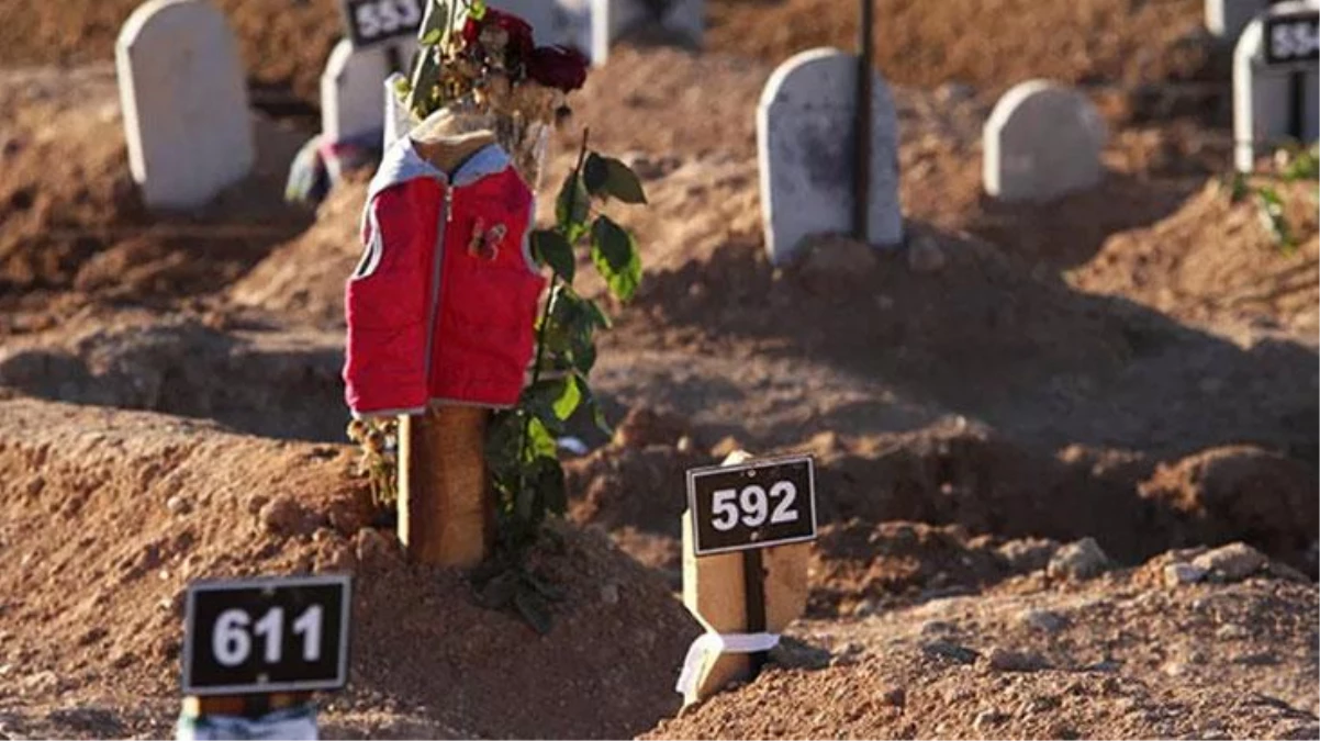 Depremde hayatını kaybedenlerin yakınlarından duygulandıran hareket: Mezarlara son giydiklerini asıyorlar