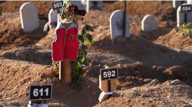 Depremde hayatını kaybedenlerin yakınlarından duygulandıran hareket: Mezarlara son giydiklerini asıyorlar