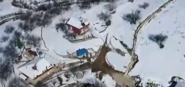 Depremde oluşan 16 kilometrelik dev yarık köyü resmen ikiye böldü