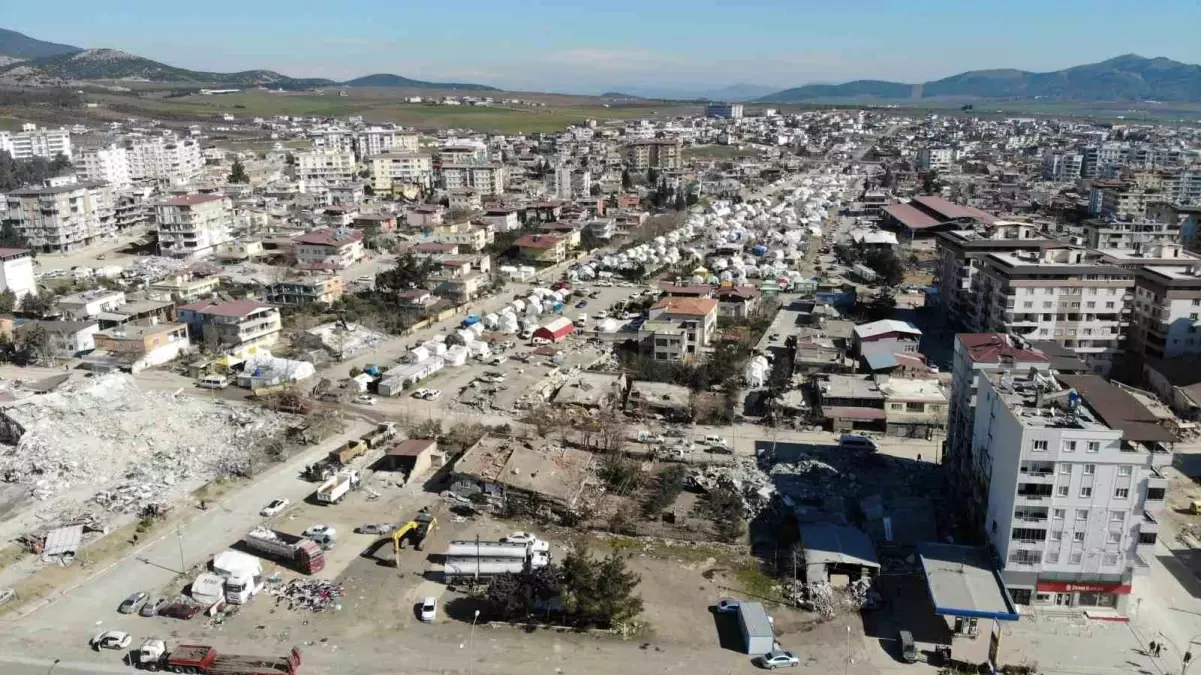 Depremlerde en fazla hasar alan ilçelerin başında gelen Nurdağı, havadan görüntülendi