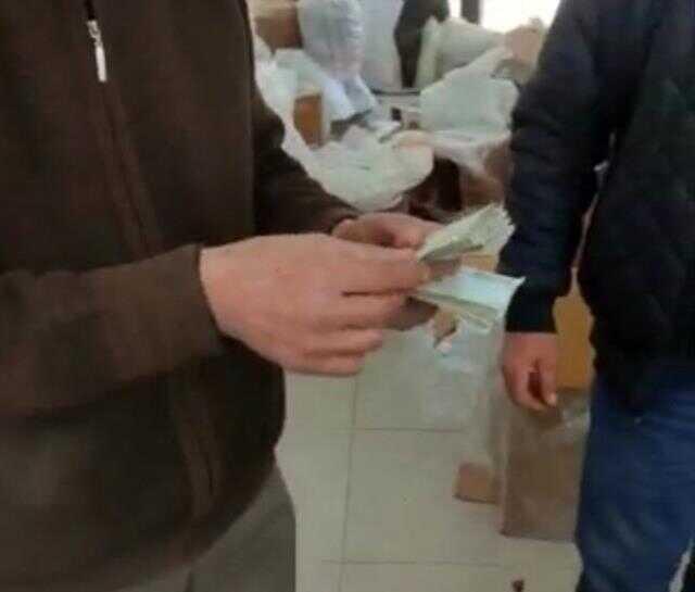 Depremzedeler için Malatya'ya gönderilen montun cebinden 4 bin TL çıktı