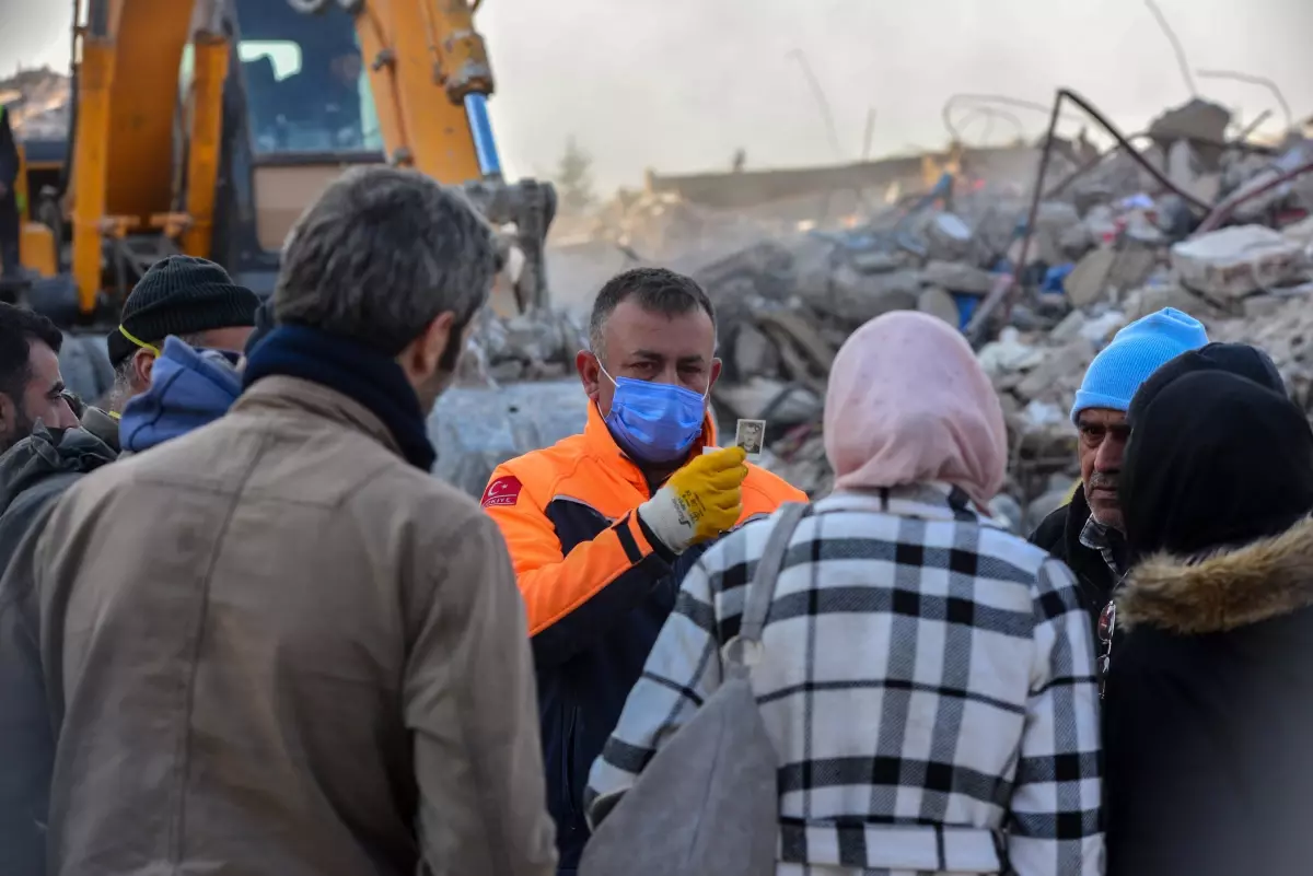 Enkaz başında yürek yakan manzara! Cenazeleri vesikalık fotoğrafla teşhis ediyorlar