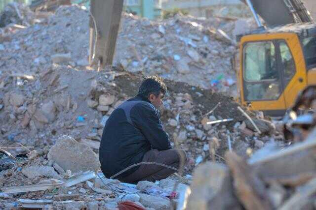 Enkaz başında vesikalık fotoğrafla teşhis