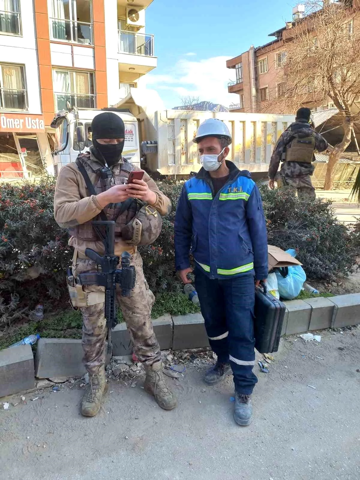 Enkazda buldukları para dolu çantayı polise teslim ettiler