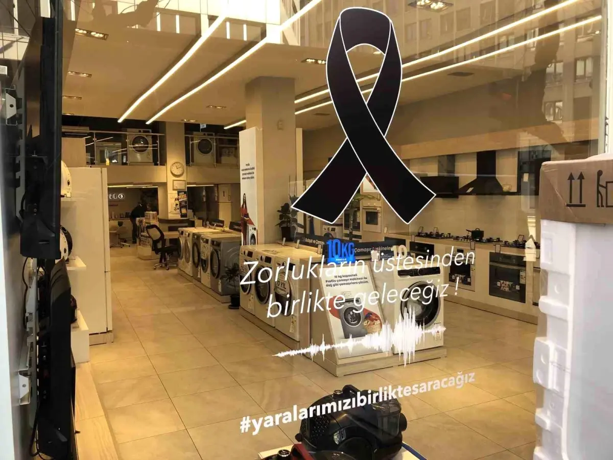 Eskişehir\'de esnaf \'asrın felaketi\' nedeniyle camlarına siyah kurdele yapıştırdı