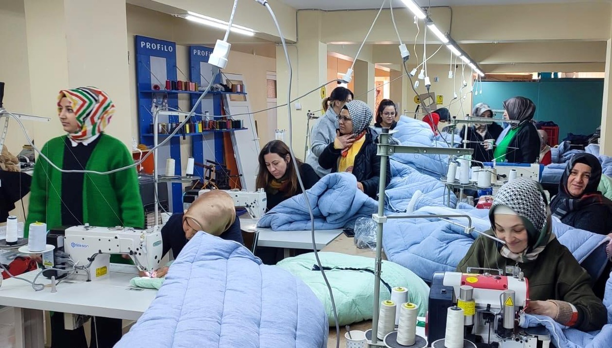 Gediz Halk Eğitim Merkezi depremzedeler için üretiyor