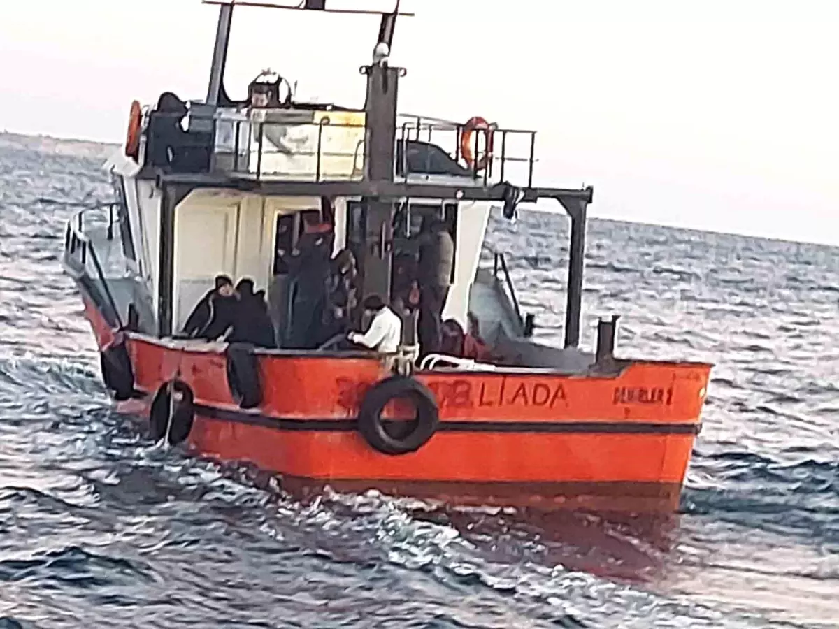 Gökçeada açıklarındaki balıkçı teknesinde 68 kaçak göçmen ve 3 göçmen kaçakçısı şüphelisi yakalandı