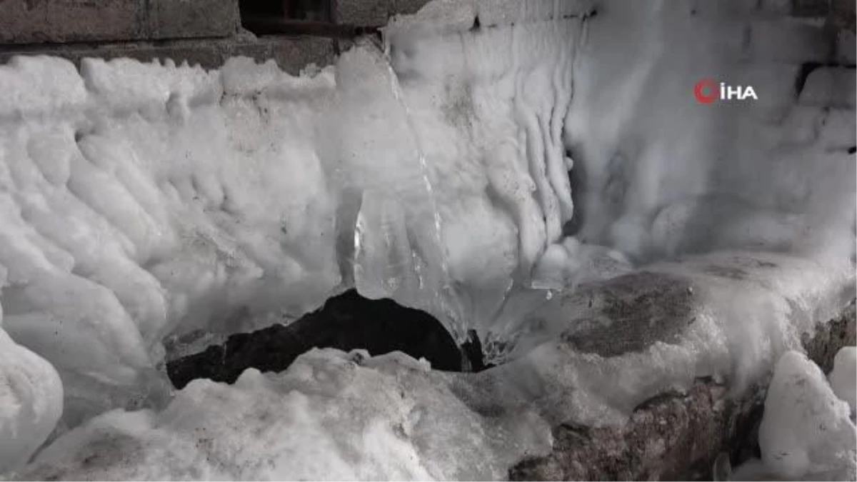 Göle\'de dondurucu soğuk etkisini sürdürüyor: Kapı kilitleri buz tuttu