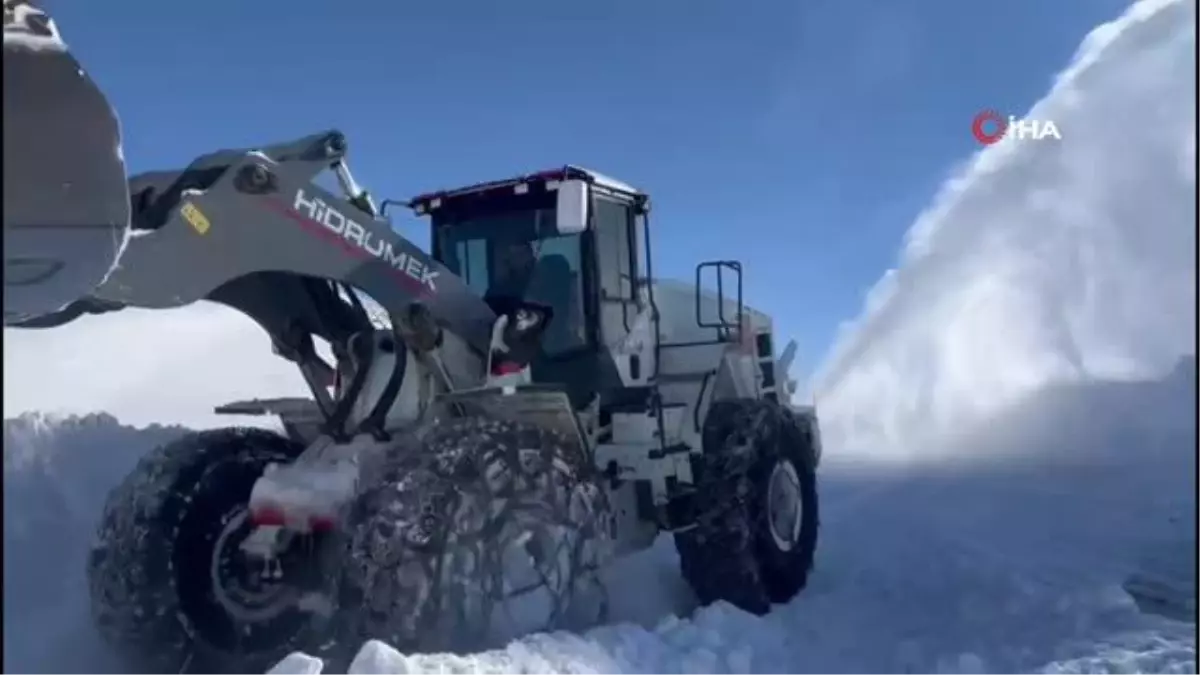 Hakkari\'de kalınlığı yer yer 3 metreyi bulan karda yol açma çalışması