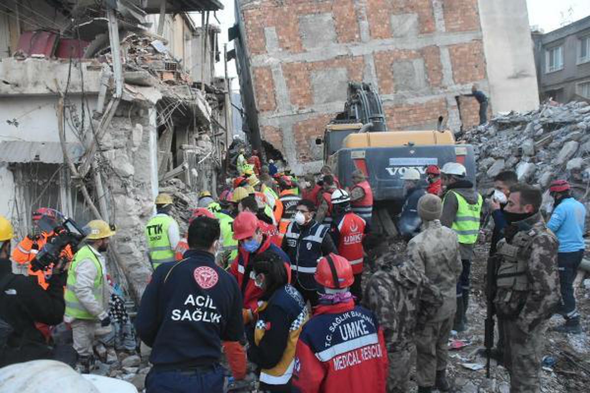 Hatay\'da anne ve iki çocuğunun çıkarıldığı enkazdan, iki ses daha duyuldu