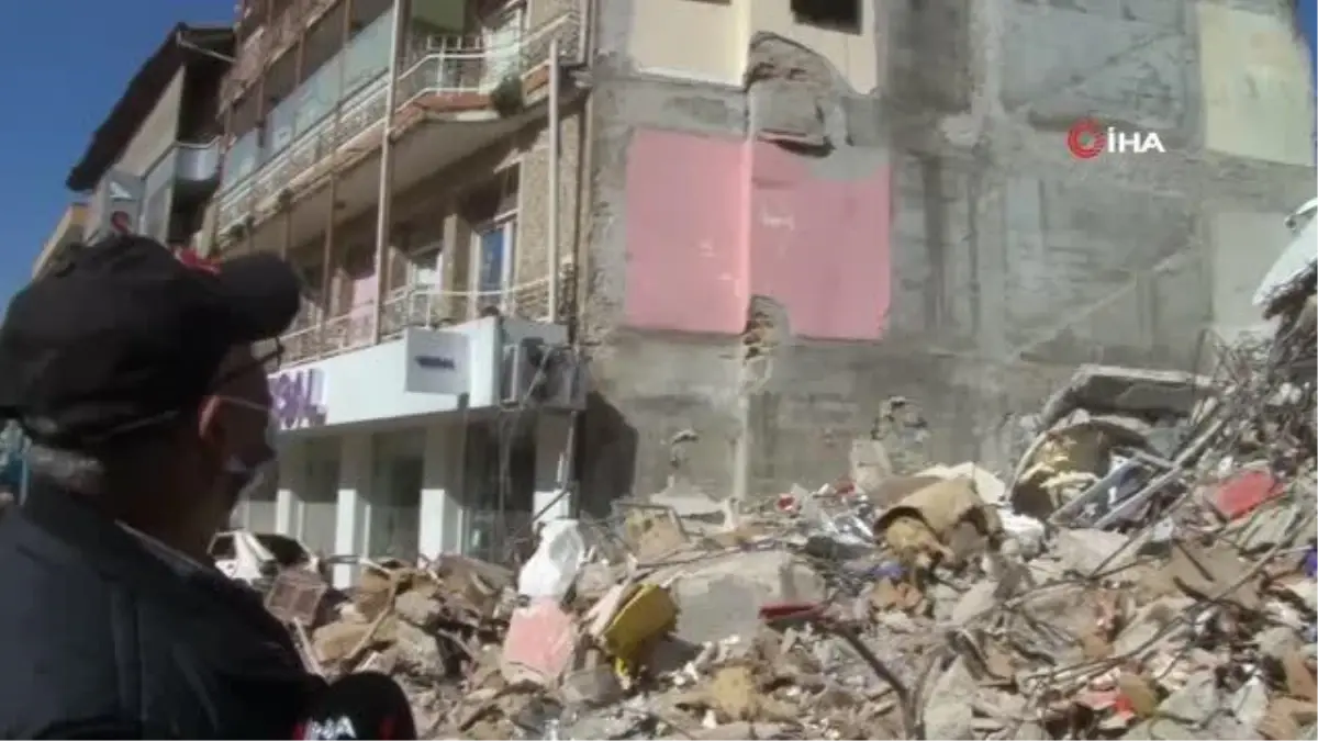 Hatay\'ın merkezinden ilginç görüntü... Enkazın ardından televizyon, raf ve ailenin fotoğrafı yan binanın duvarında asılı kaldı