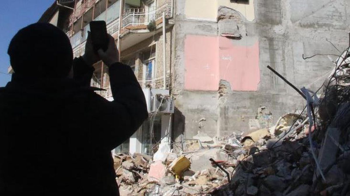 Depremin yıkıp geçtiği ilçede pes dedirten görüntü! Ailenin fotoğrafı yan binanın duvarında asılı kaldı