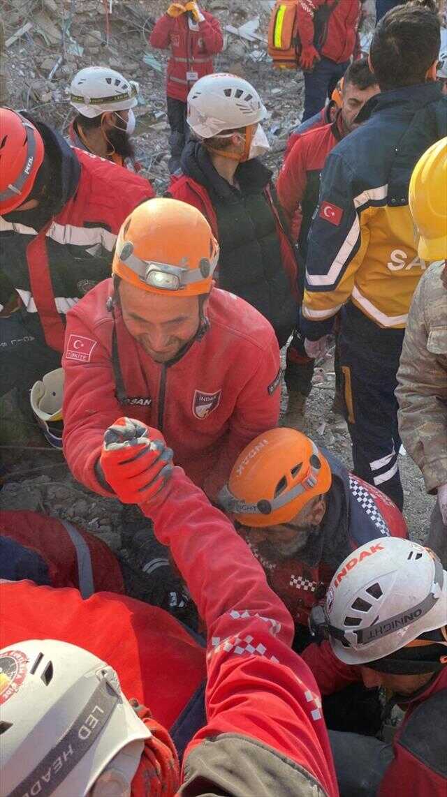 Kahramanmaraş'ta 222'nci saatte enkazdan sağ çıkarıldı Kahramanmaraş'ta 222'nci saatte enkazdan sağ çıkarıldı