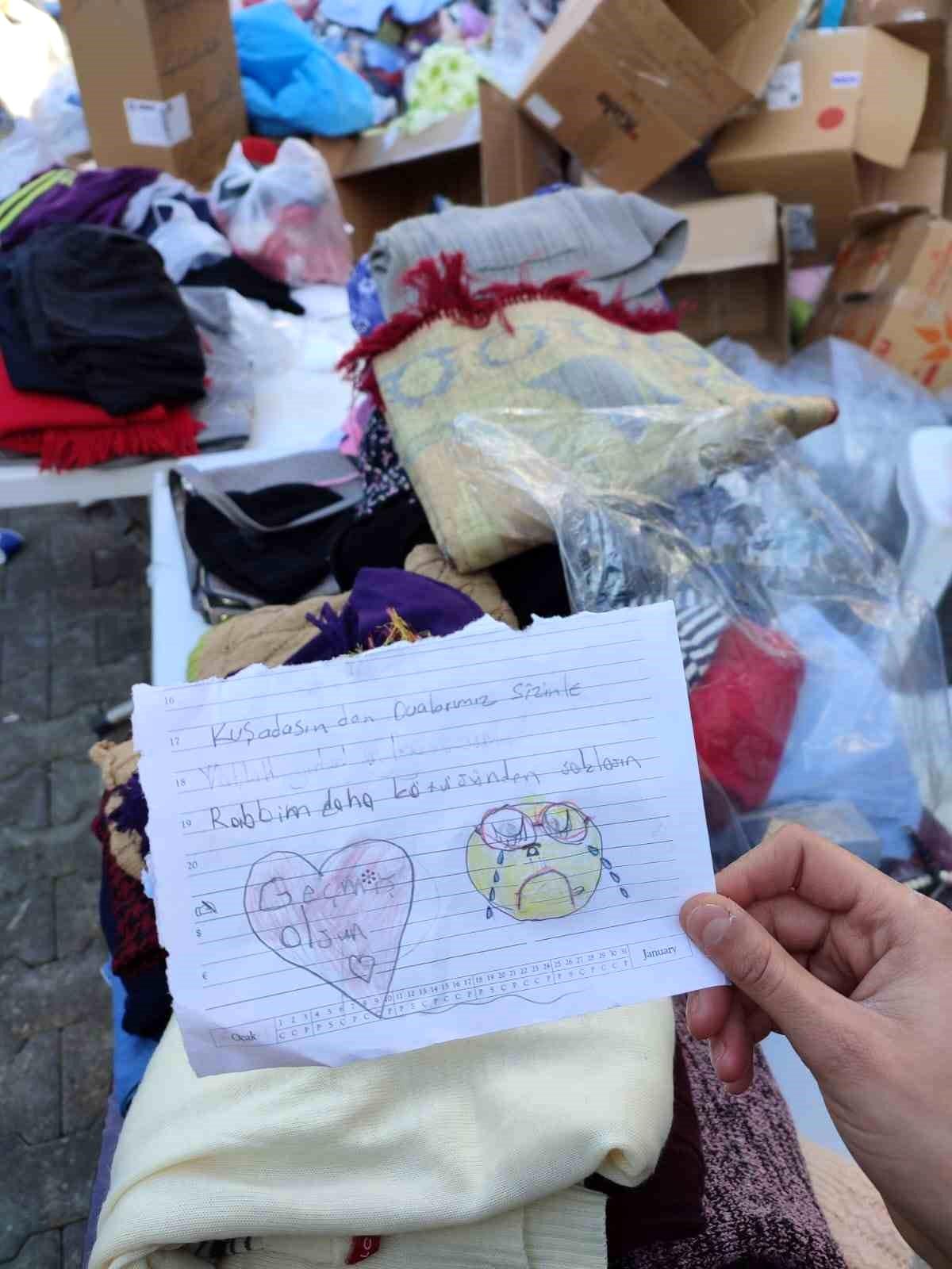 Kuşadası\'nda çocuklardan depremzedeler için duygulandıran notlar