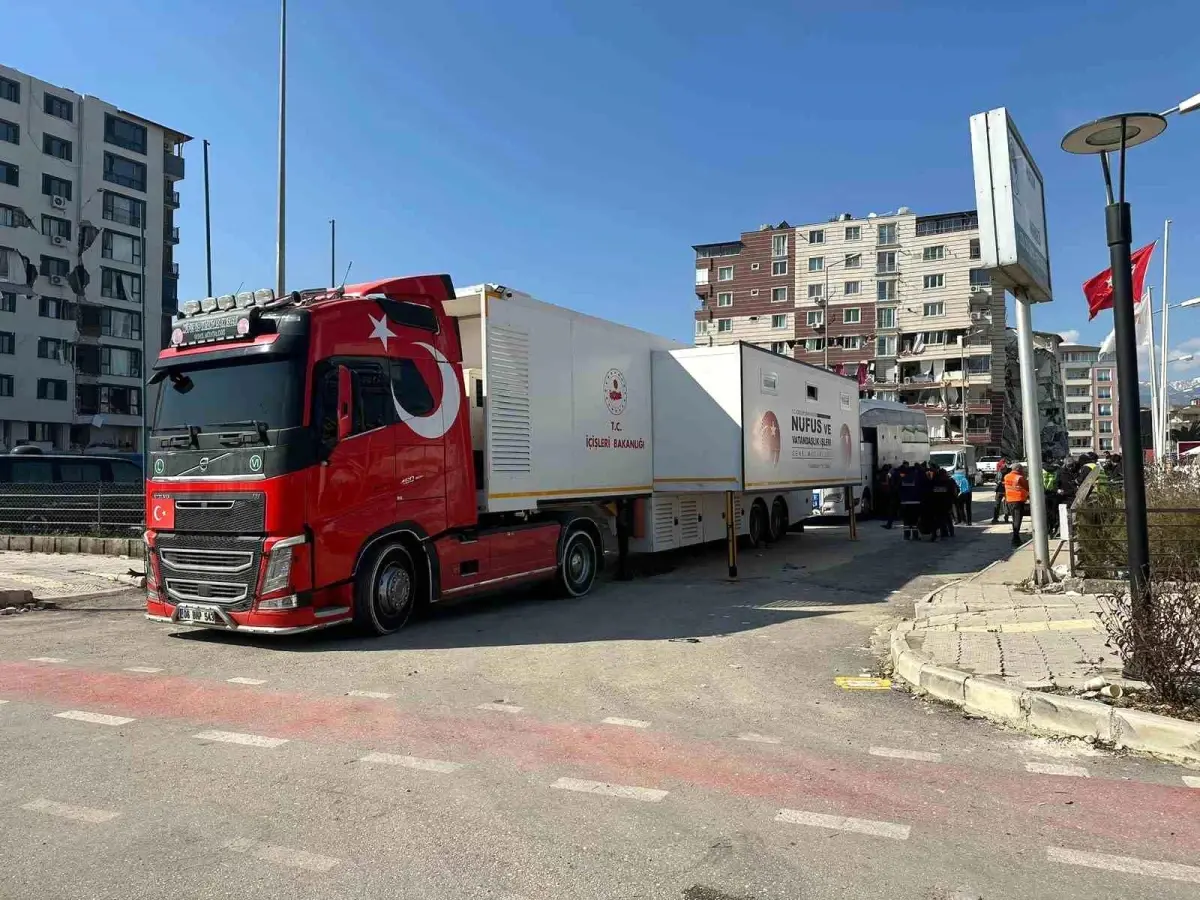 Depremzedeler kimlik kartı başvurularını mobil nüfus aracında yapıyor