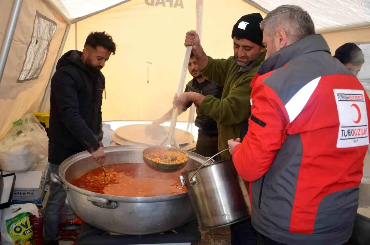 Şırnaklı aile günde 3 bin kişiye yemek hazırlayıp Kızılay\'a teslim ediyor