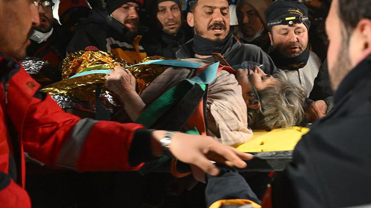 Son Dakika: 212. saatte gelen mucize! 77 yaşındaki Fatma Güngör enkazdan sağ olarak çıkarıldı