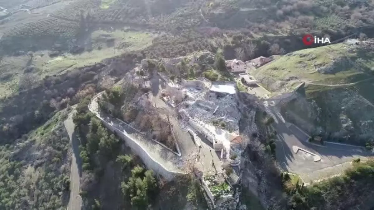 Tarihi Darb-ı Sak Kalesi depremde yıkıldı