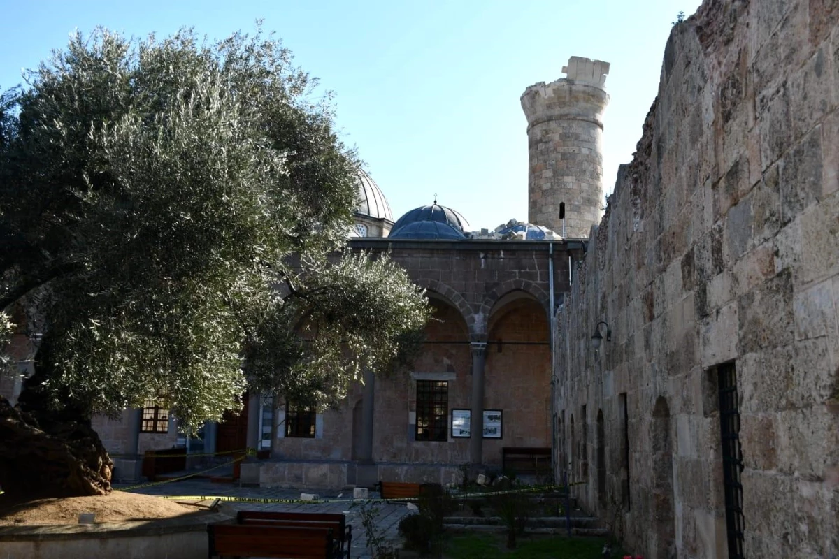 Tarihi Sarı Selim Camiinin minaresi asrın felaketine dayanamadı