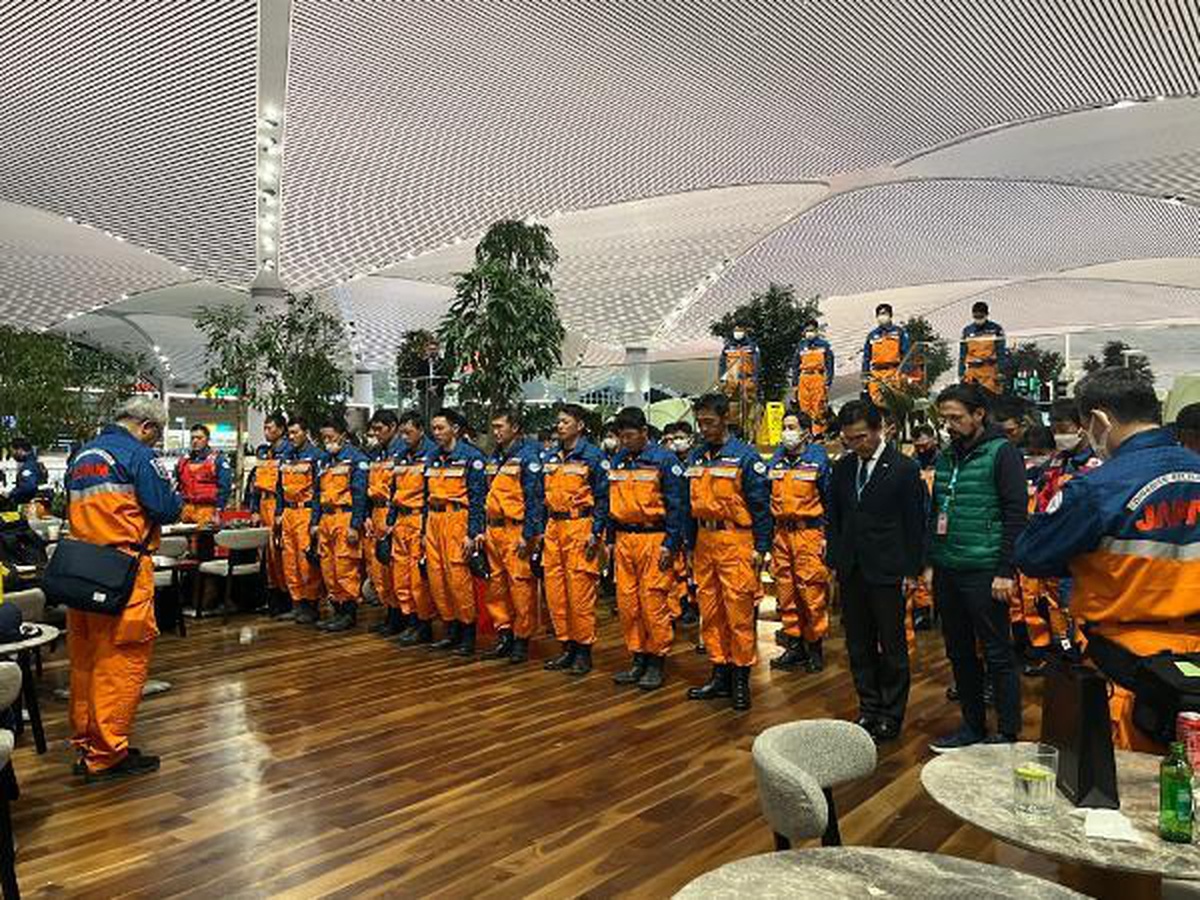 Ülkesine dönen Japon ekibi havalimanında çiçeklerle karşılandı