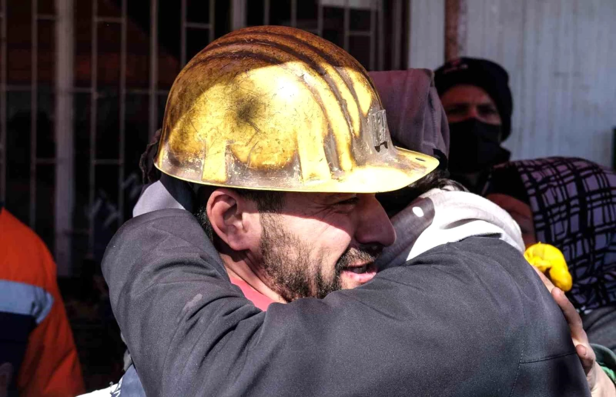 11.günde 248. saatte kurtarılan Aleyna Ölmez\'in yakınları madencilere sarılıp ağladı