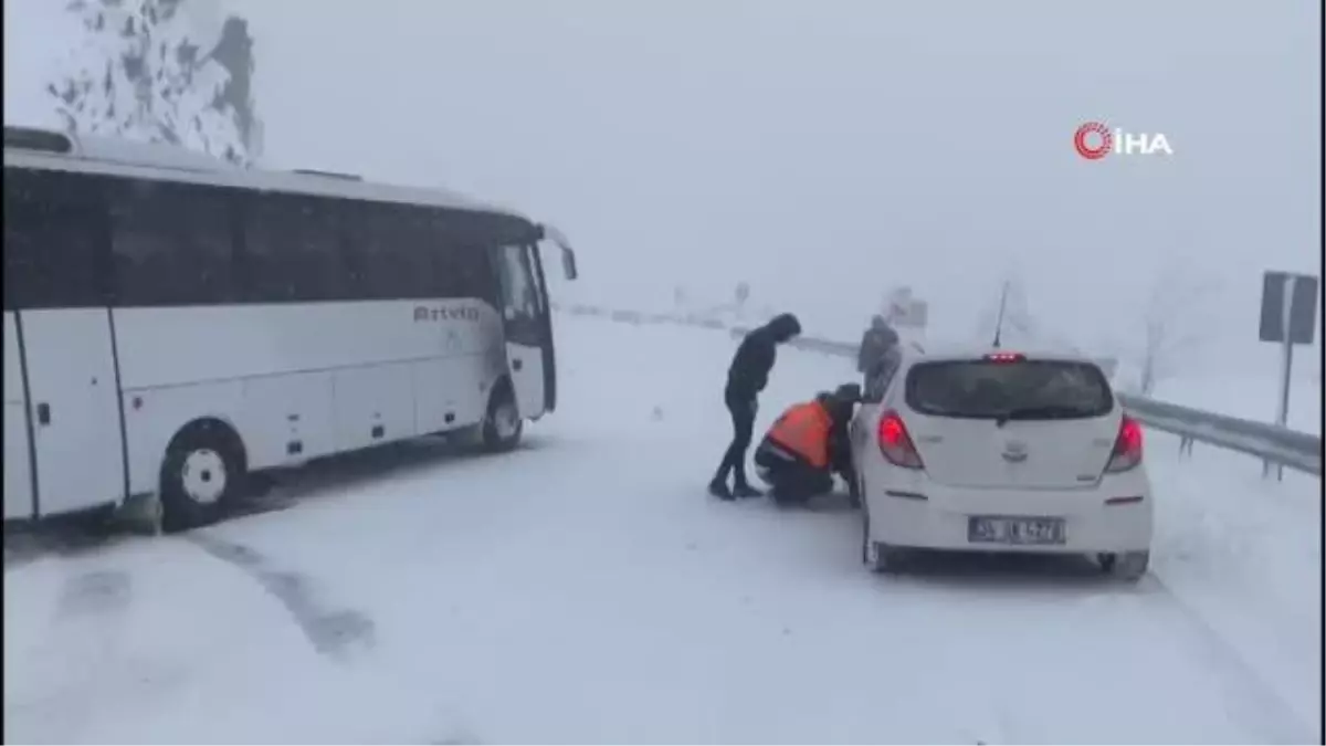 Araçlar karlı yolda mahsur kaldı, Artvin-Ardahan yolu ulaşıma kapandı