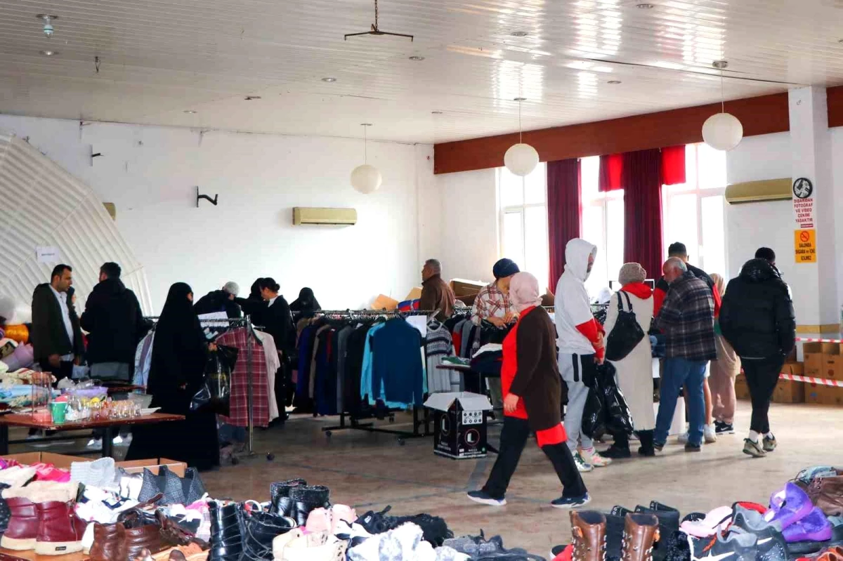 Çiftlikköy\'de depremzedeler sosyal marketten yararlanıyor