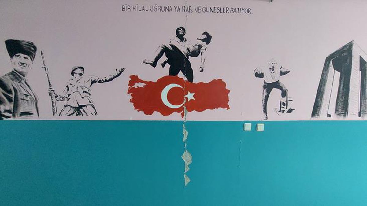 Deprem nedeniyle okul duvarında oluşan çatlak, duvardaki haritada Hatay'a denk geldi
