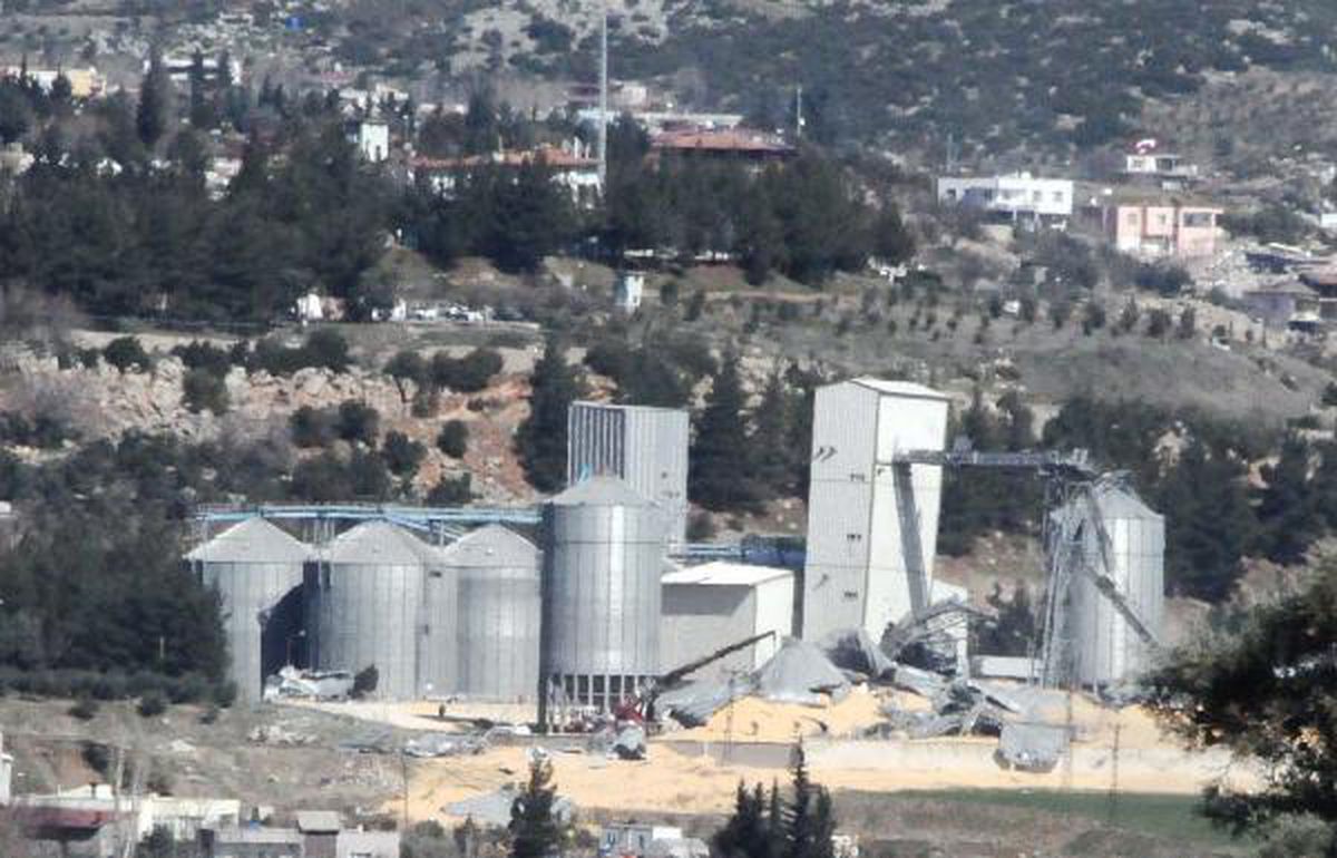 Depremde TMO\'nun siloları da yıkıldı; tonlarca mısır çevreye saçıldı