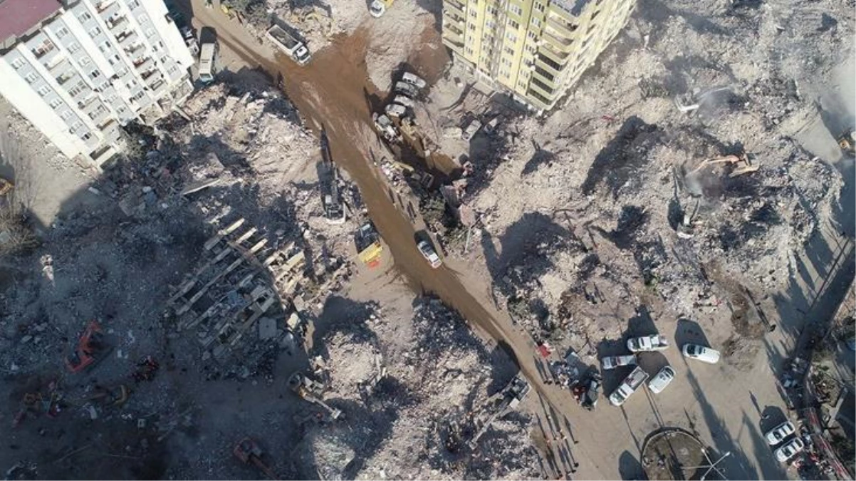 Enkazı kum yığınına dönen Ebrar Sitesi\'nde hayatını kaybedenleri sayısı 250\'yi geçti